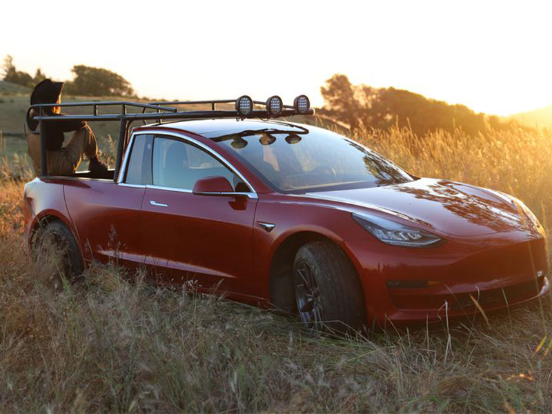 فيديو يحبس الأنفاس... فتاة تصنع أول تسلا بيك-أب في العالم بنفسها